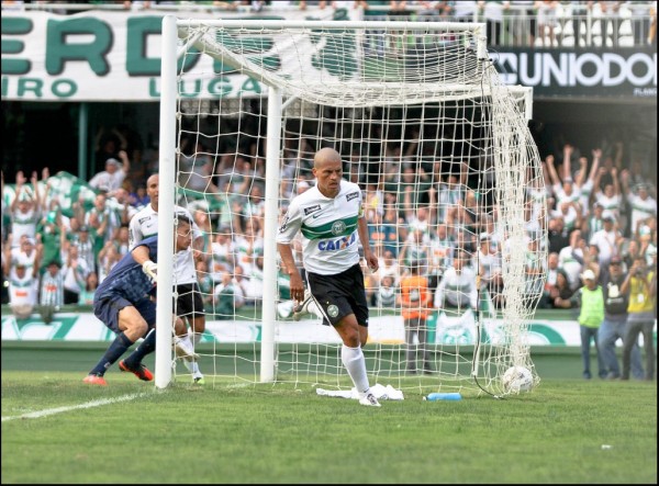 Alex logo após o gol consagrador. Foto do sítio do Coritiba. Clique que amplia.