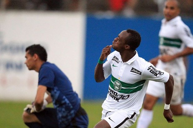 Geraldo comemorando o gol de empate (foto de Albari Rosa para a Gazeta do Povo)