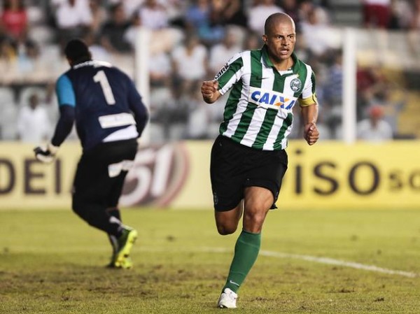Alex decisivo (foto de Miguel Schincariol tirada daqui)